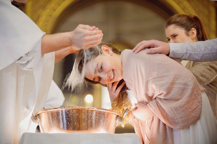 Chaque annee lors vigile pascale plus 1000 adolescents font baptiser france 0 730 485
